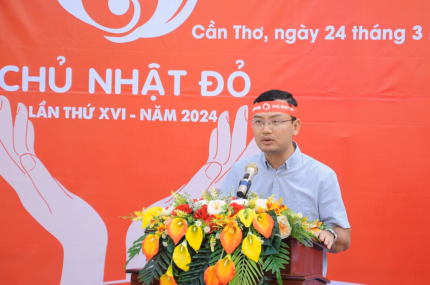 “Thay mặt Ban tổ chức, tôi xin trân trọng cảm ơn lãnh đạo TP. Cần Thơ, Thành Đoàn Cần Thơ, Trung đoàn Cảnh sát cơ động Tây Nam Bộ, Hội Chữ thập đỏ Thành phố cùng các ngành chức năng đã cùng phối hợp, hỗ trợ, tạo điều kiện thực hiện chương trình này. Đặc biệt, xin cảm ơn các bạn tình nguyện viên đã đến đây hiến dâng những giọt máu hồng đầy ý nghĩa, nhân văn của mình vì cộng đồng”, Nhà báo Nguyễn Ngọc Tiến chia sẻ.