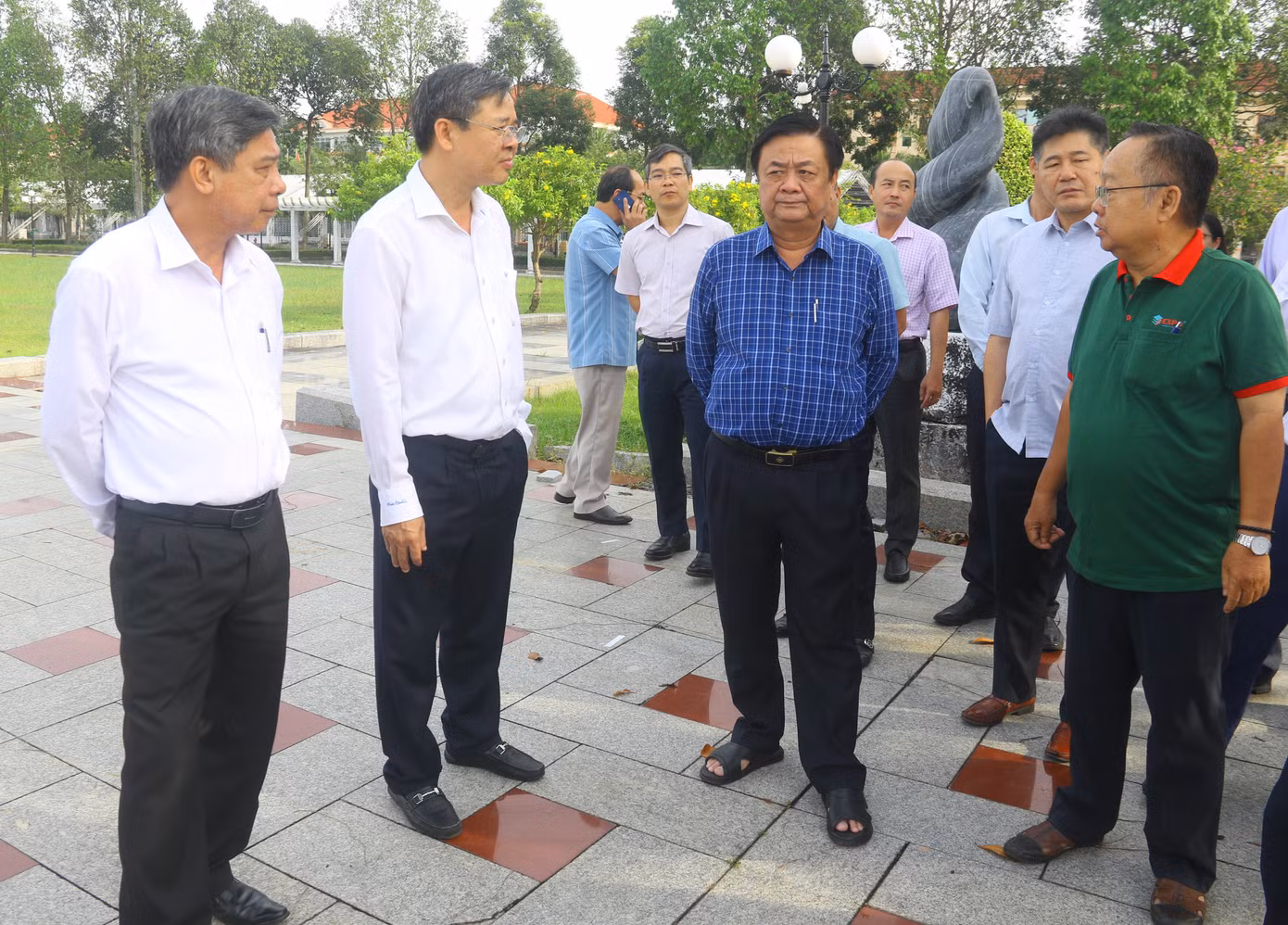 Bộ trưởng Lê Minh Hoan khảo sát địa điểm diễn ra các hoạt động của Festival tại thành phố Vị Thanh, tỉnh Hậu Giang.