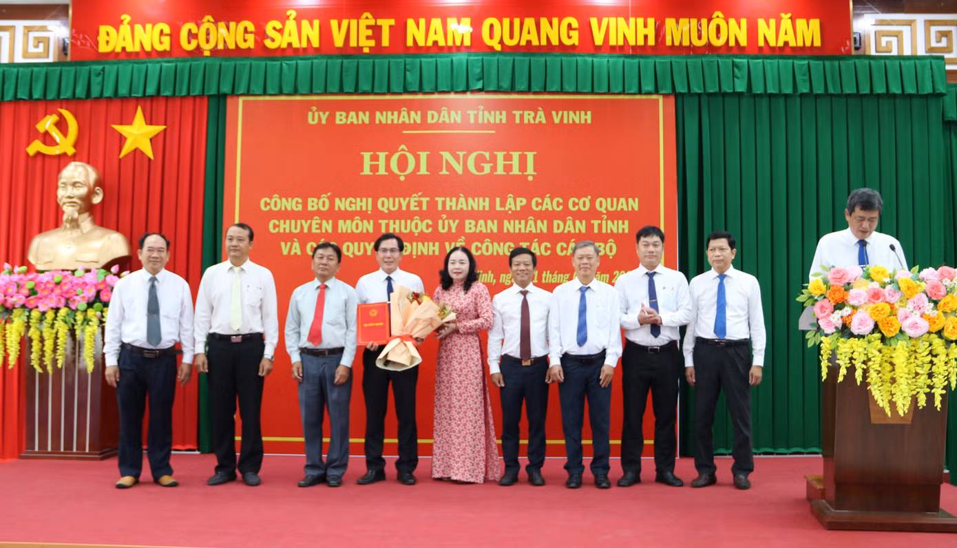 Trao quyết định cho ban lãnh đạo Sở Nông nghiệp và Môi trường Trà Vinh.