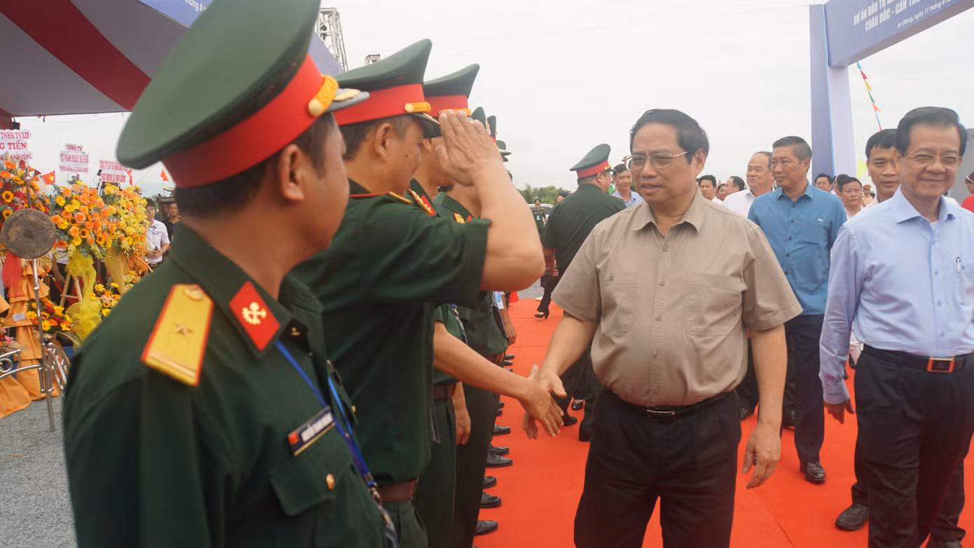 Thủ tướng thăm hỏi đơn vị thi công. Thủ tướng thăm hỏi đơn vị thi công.