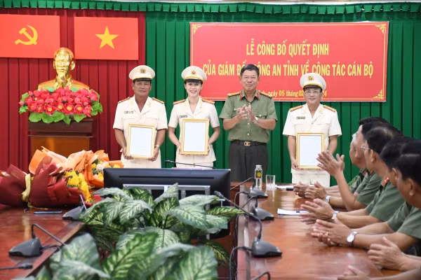 Đại tá Huỳnh Văn Thình - Phó Giám đốc Công an tỉnh Trà Vinh trao quyết định điều động cán bộ. Ảnh: Xuân Thảo