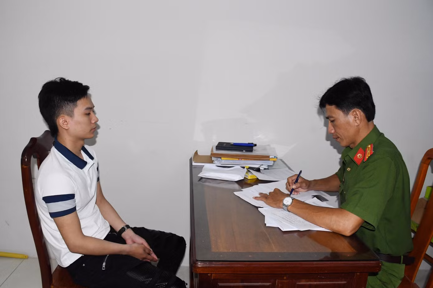 Lê Tuấn Anh (trái) và Phạm Công Thành tại cơ quan công an.