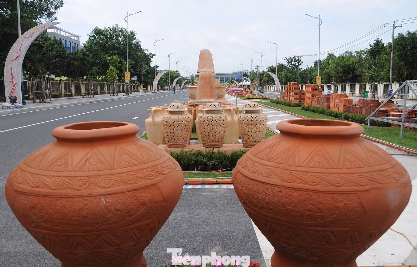Người dân nơi đây sinh ra đã gắn bó với nghề, qua bao thế hệ đúc kết thành kỹ thuật nung bằng lò gạch, nhiên liệu là trấu, hàng nghìn mẫu mã, kiểu dáng khác nhau được tạo ra từ bàn tay tài hoa của người thợ thủ công. Đặc biệt sản phẩm gốm với màu đỏ đặc trưng từ đất sét tạo nét riêng cho gốm Vĩnh Long mà không nơi nào có được, đã xuất khẩu sang các thị trường như EU, Hoa Kỳ, châu Úc, Đài Loan, Hong Kong (Trung Quốc), Hàn Quốc, Nhật Bản… rất được người tiêu dùng ưa chuộng.