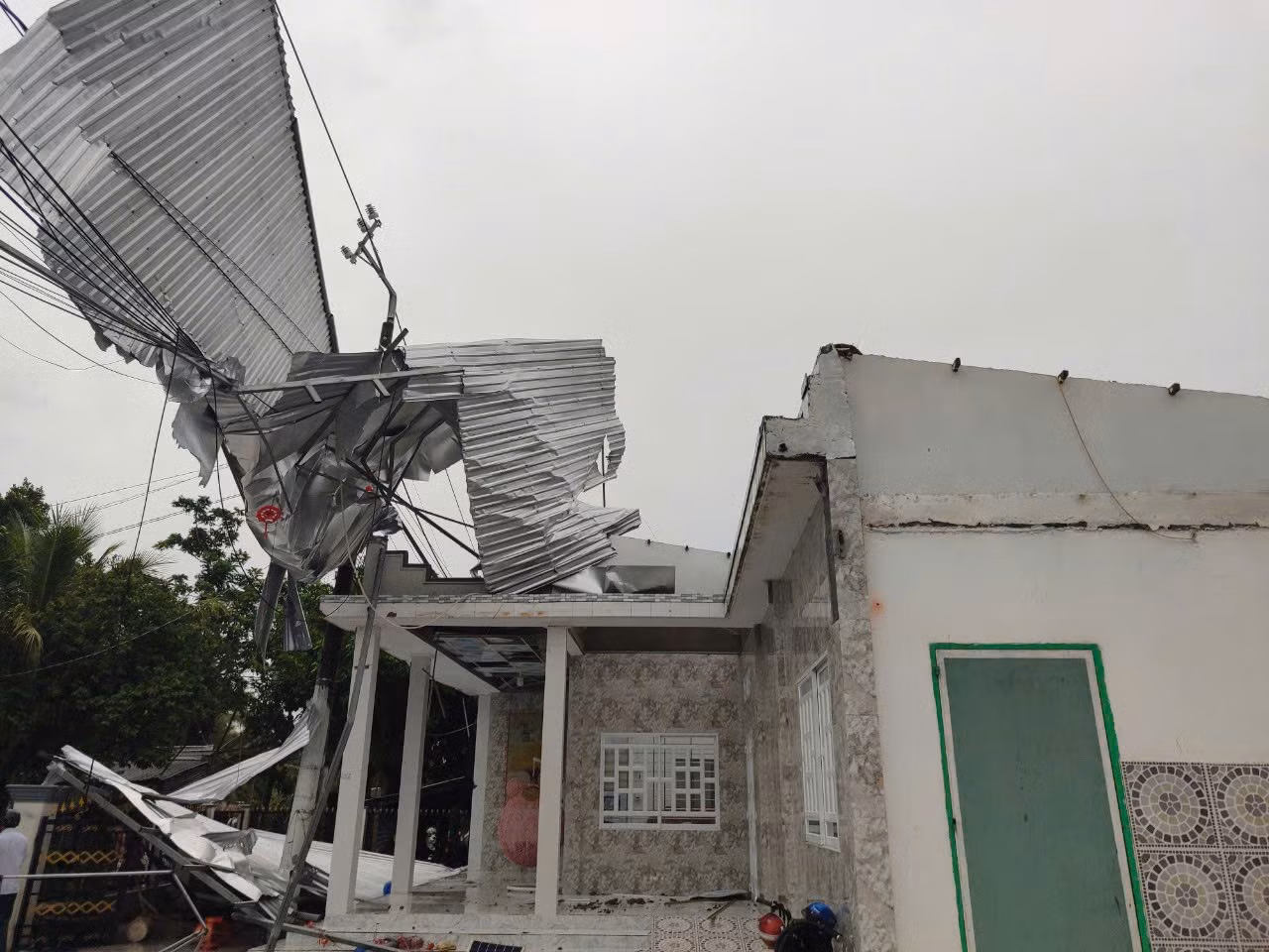 Từ đầu năm đến nay, dông lốc đã làm sập và tốc mái nhà 48 căn nhà ở Hậu Giang.