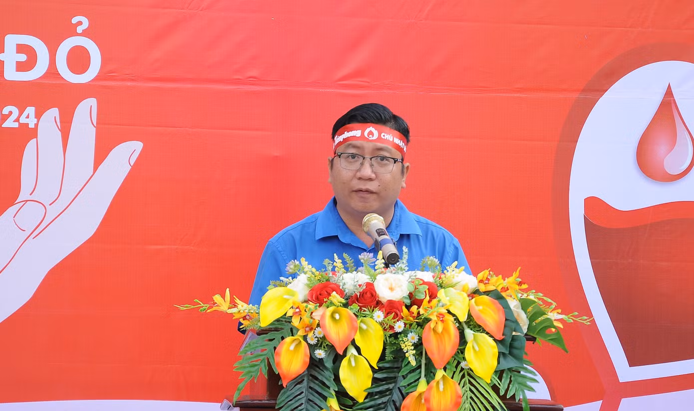 Phó Bí thư Thành Đoàn, Chủ tịch Hội Liên LHTN Việt Nam TP. Cần Thơ - anh Trần Việt Tuấn phát động phong trào hiến máu tình nguyện tại ngày hội.