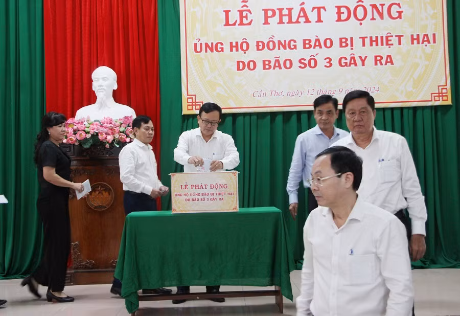 Lãnh đạo Thành ủy, HĐND, UBND, UBMTTQ Việt Nam thành phố Cần Thơ ủng hộ đồng bào bị ảnh hưởng bão số 3.