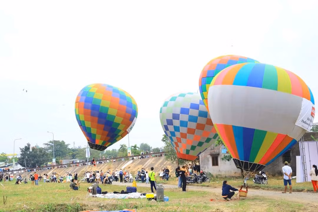 Khinh khí cầu tại ngày hội hoa đăng Ninh Kiều đầu năm 2023. Ảnh: P.T