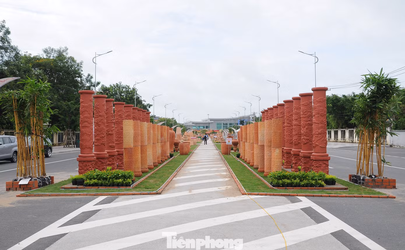 Công trình Con đường nghệ thuật gốm đỏ - Vĩnh Long năm 2023 được thực hiện trên tuyến đường nối đường Võ Văn Kiệt với đường Phạm Hùng, thuộc phường 9, thành phố Vĩnh Long. Hoạt động thuộc khuôn khổ Festival Nông sản Việt Nam - Vĩnh Long năm 2023, diễn ra từ 11-17/9.