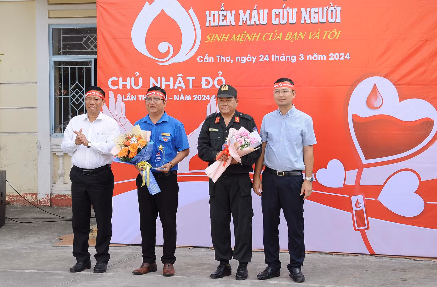 Lãnh đạo UBND TP Cần Thơ và đại diện Báo Tiền Phong trao Kỷ niệm chương đồng hành tổ chức Chủ Nhật Đỏ trong nhiều năm qua tại TP Cần Thơ cho các đơn vị.