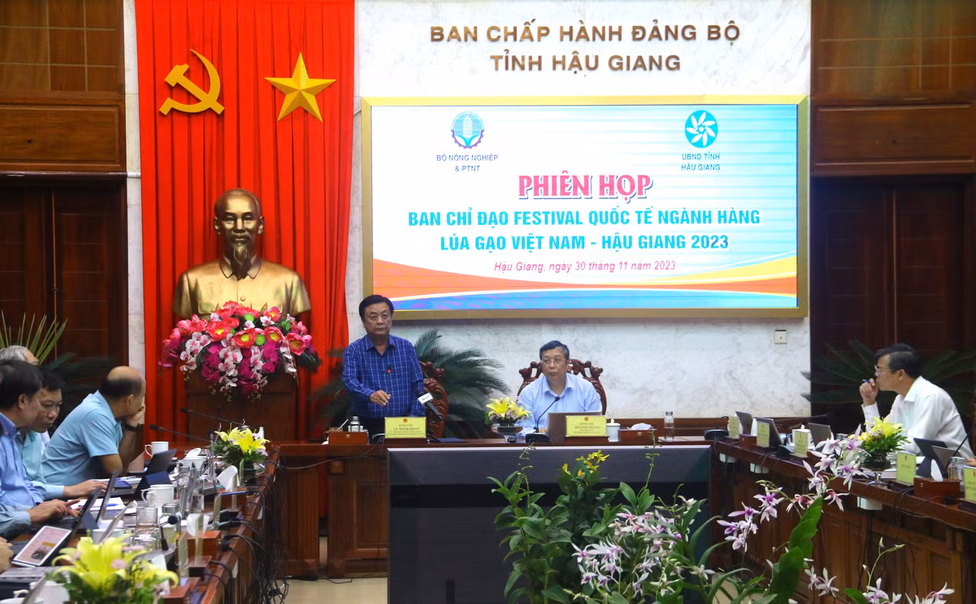Quang cảnh cuộc họp.