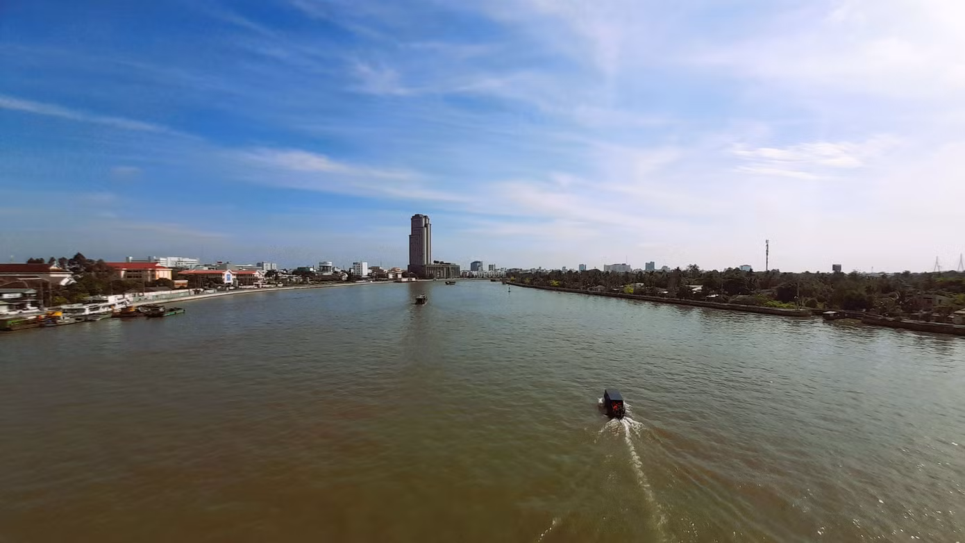 Về quy hoạch giao thông, khu vực sẽ có các tuyến đường từ đường số 1 đến đường số 15, với mặt cắt rộng từ 11 đến 47m; hai bãi đỗ xe chung nhiều tầng hoặc hầm, kết hợp các bãi đỗ xe bố trí tại các công trình theo quy định và khu công viên cây xanh.