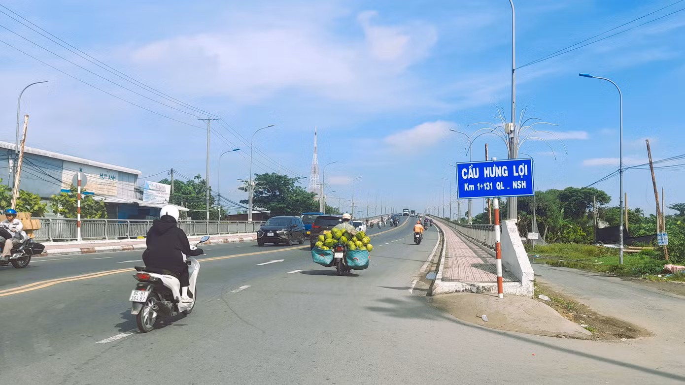 Cầu Hưng Lợi, điểm đầu đường Võ Nguyên Giáp, quận Cái Răng; bên kia cầu là điểm đầu đường Nguyễn Văn Linh, quận Ninh Kiều.