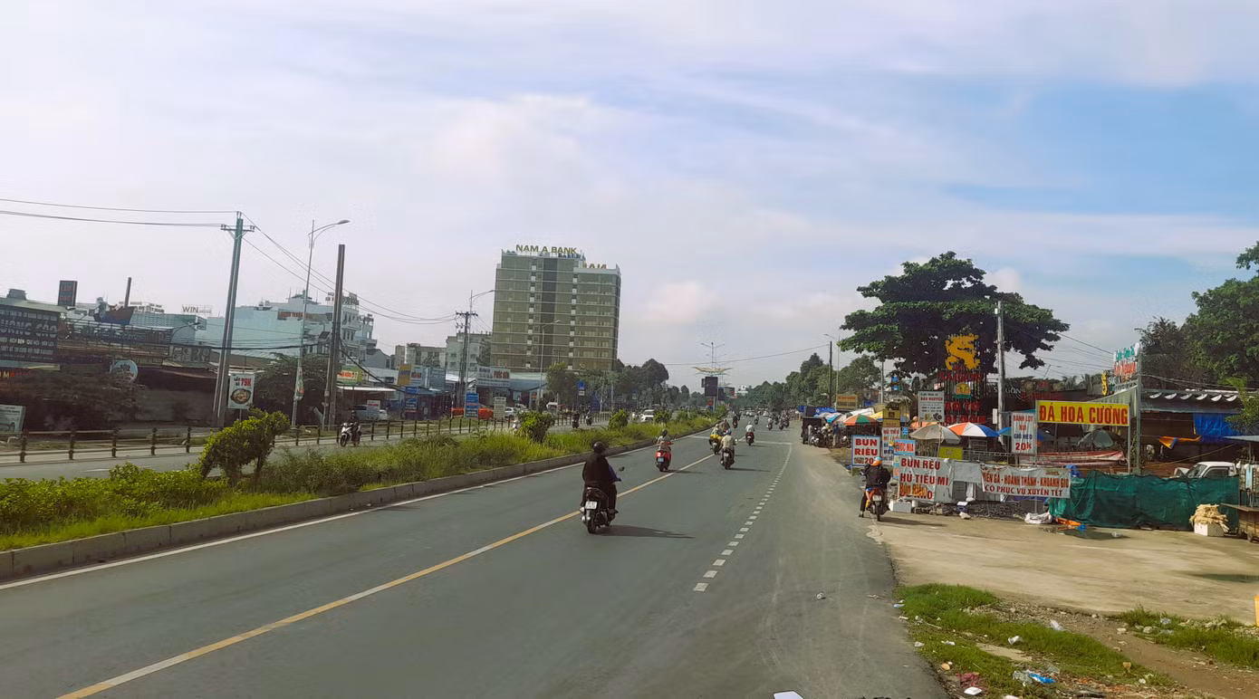 Phía Đông giáp đường Quang Trung (từ sông Cần Thơ đến nút giao IC3).