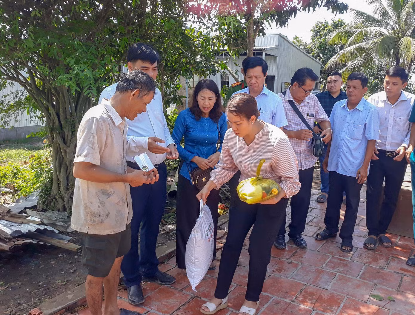 Thăm hỏi, trao hỗ trợ người dân bị thiệt hại. Thăm hỏi, trao hỗ trợ người dân bị thiệt hại.