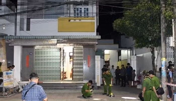 Công an khám nghiệm hiện trường. Ảnh: Đạt Nhân.