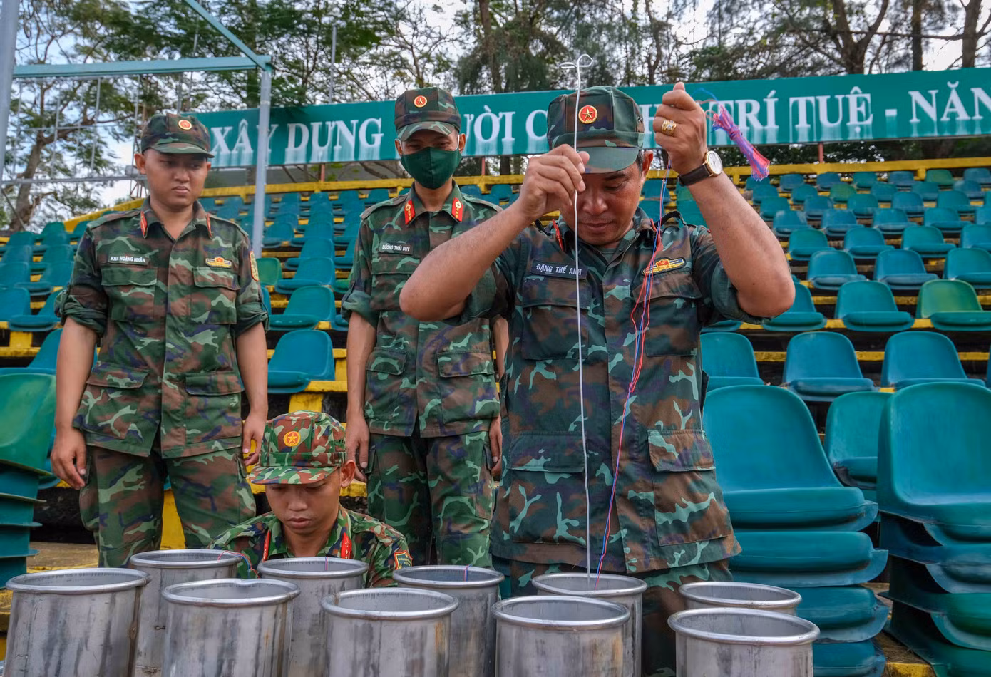 Cán bộ, chiến sĩ Bộ Chỉ huy Quân sự thành phố Cần Thơ chuẩn bị trận địa pháo hoa tầm cao. Cán bộ, chiến sĩ Bộ Chỉ huy Quân sự thành phố Cần Thơ chuẩn bị trận địa pháo hoa tầm cao.