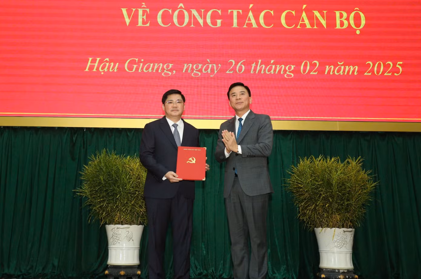 Phó trưởng Ban Tổ chức Trung ương Đỗ Trọng Hưng trao quyết định cho ông Nguyễn Tuấn Anh. Phó trưởng Ban Tổ chức Trung ương Đỗ Trọng Hưng trao quyết định cho ông Nguyễn Tuấn Anh.
