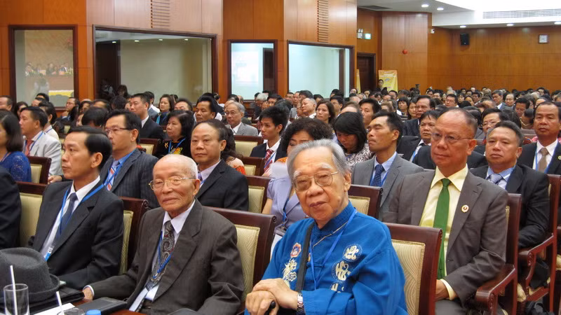 Bà con kiều bào về dự Hội nghị. Ảnh: Hữu Vinh