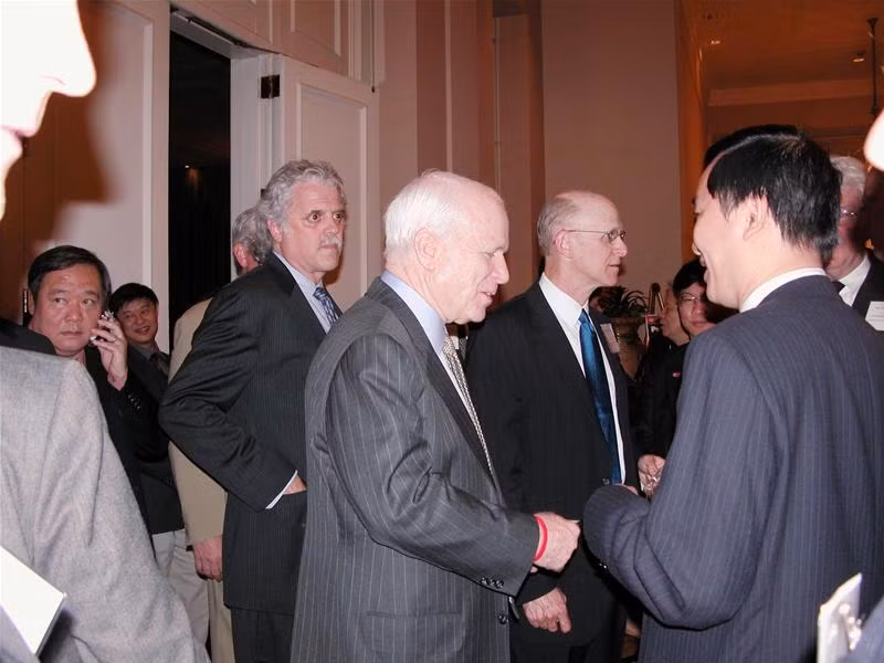 Nguyễn Anh Tuấn với Thượng nghị sĩ J.McCain( trái) ở Washington DC tháng 6/2005. Ảnh: Xuân Ba