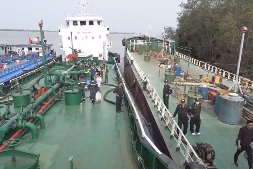 Tàu chở xăng của đường dây buôn lậu do Phan Thanh Hữu cầm đầu.