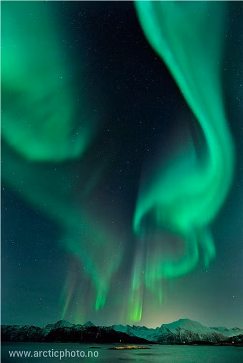 Cực quang ở phía Nam Iceland Cực quang ở gần thành phố Trondheim Nauy Cực quang ở gần thành phố Tromsoe, Bắc Nauy Hình ảnh cực quang ở Alnwick, Northumberland, Vương quốc Anh – nơi cực quang hiếm xuất hiện Vùng đất hoang Pennine tại vùng biên giới giữa County Durham và North Yorkshire Thị trấn Lakselv ở Porsanger Fjord, Nauy Donegal, Ireland