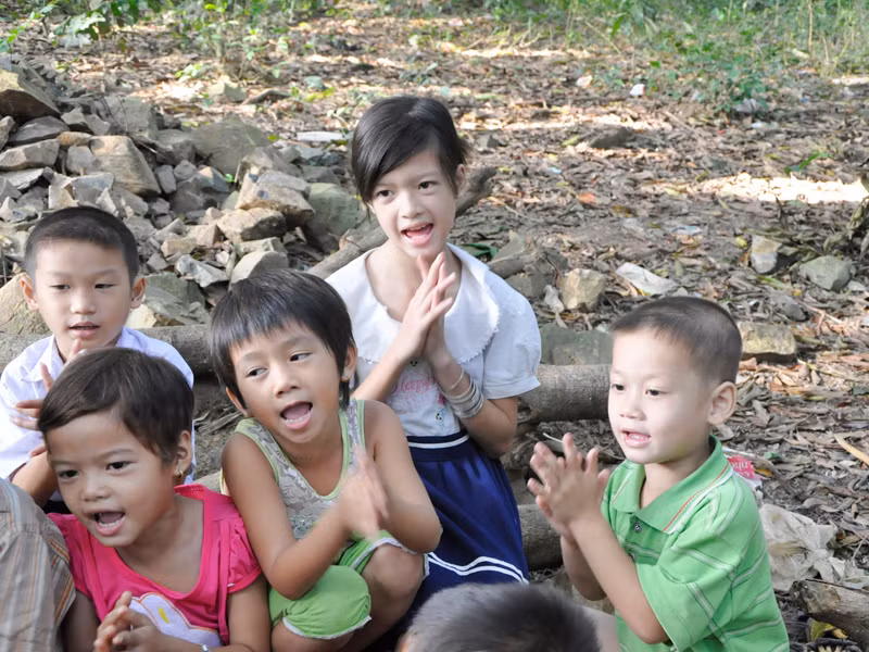 Bé Thảo cùng các em nhỏ trên đảo Hòn Chuối
