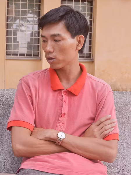 Anh Bùi Xuân Văn - bố ruột của cháu Bùi Hoàng Hải trao đổi với phóng viên