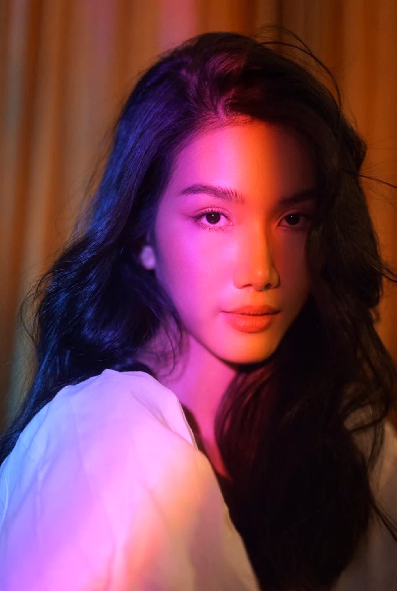 Á hậu Phương Anh xinh đẹp và cuốn hút khi biến căn phòng nhỏ của mình thành studio mùa dịch. Á hậu Phương Anh xinh đẹp và cuốn hút khi biến căn phòng nhỏ của mình thành studio mùa dịch.