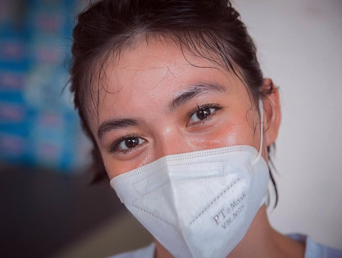 Á hậu Mâu Thuỷ đẫm mồ hôi khi làm tình nguyện viên hướng dẫn người dân tiêm vắc-xin. Á hậu Mâu Thuỷ đẫm mồ hôi khi làm tình nguyện viên hướng dẫn người dân tiêm vắc-xin.