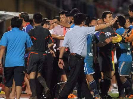 Hỗn loạn trên sân Lạch Chay