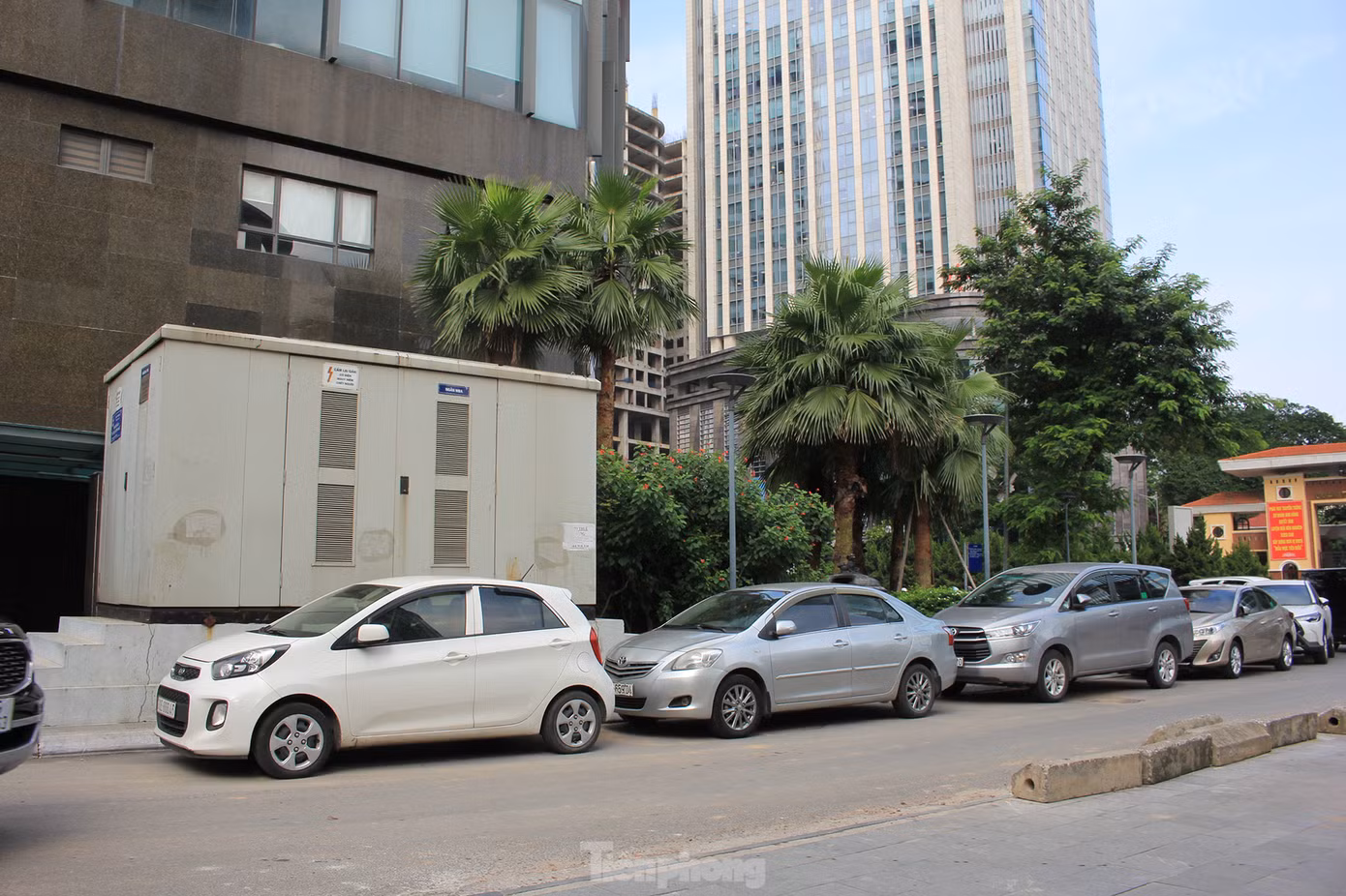 Không ít con ngõ phía sau các dự án chung cư và nhà cao tầng thường xuyên diễn ra tình trạng tắc đường vì không có lối dành cho người đi bộ. (Ảnh: Lập Đông)