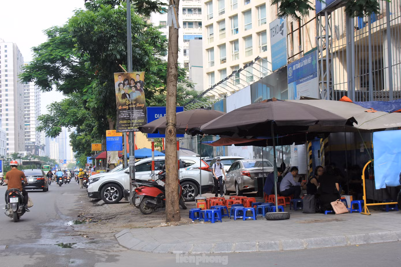 Trước cổng dự án tổ hợp văn phòng, dịch vụ thương mại và nhà ở Thành An Tower hiện nay có tên gọi mới là Manhattan Tower (ảnh chụp hồi tháng 4/2023).