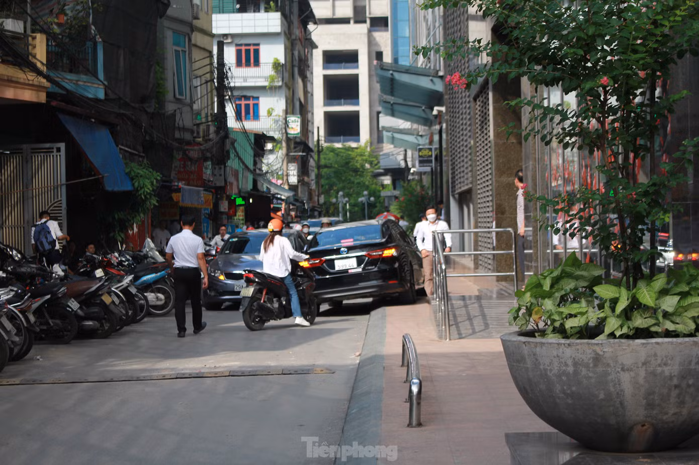 Không ít con ngõ phía sau các dự án chung cư và nhà cao tầng thường xuyên diễn ra tình trạng tắc đường vì không có lối dành cho người đi bộ. (Ảnh: Lập Đông)