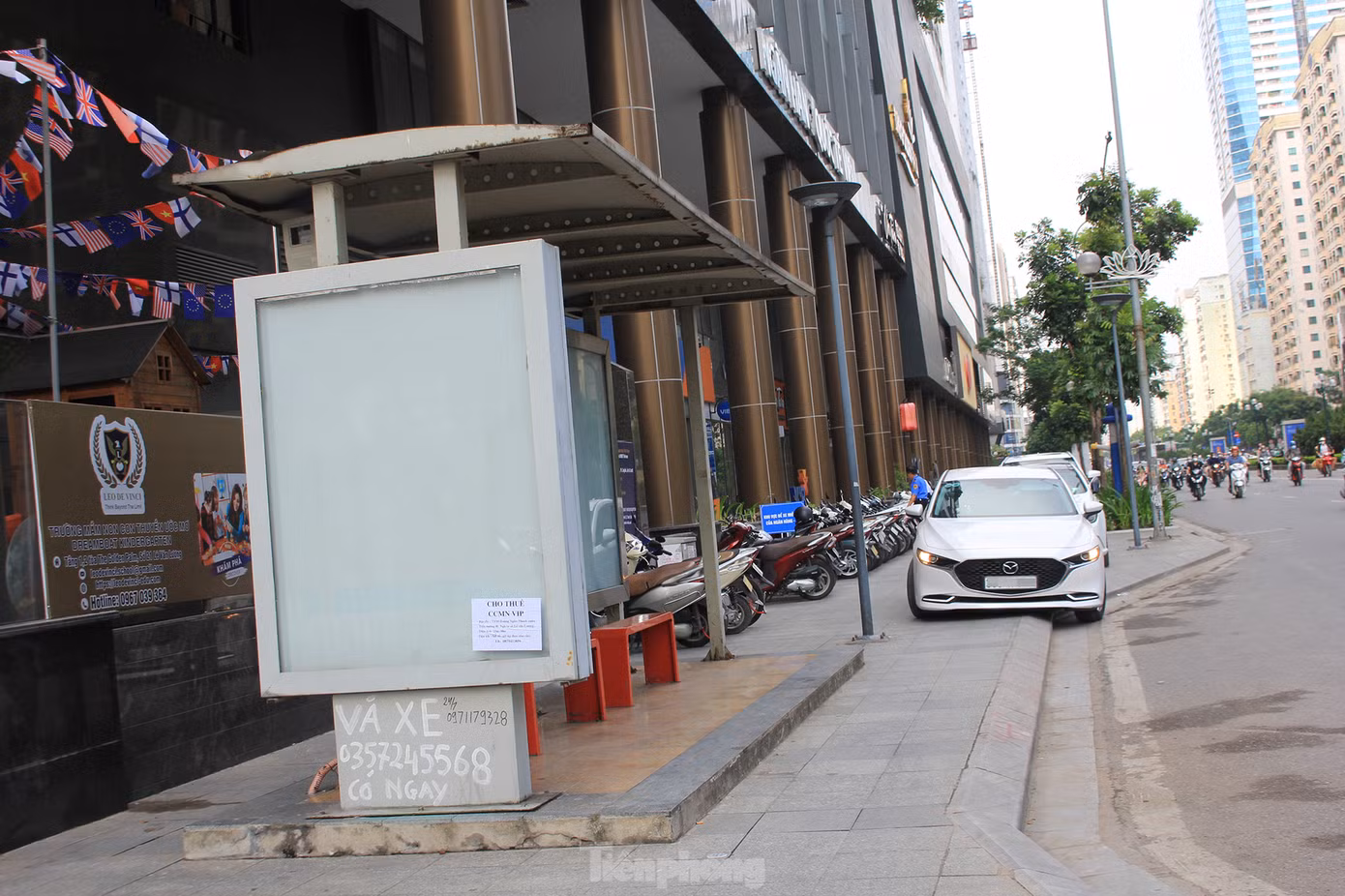 Nhiều dự án chung cư trên đường Lê Văn Lương (quận Thanh Xuân) tự ý san hạ cốt nền vỉa hè để làm lối đi riêng cho ô tô và xe máy vào tòa nhà. (Ảnh: Lập Đông)