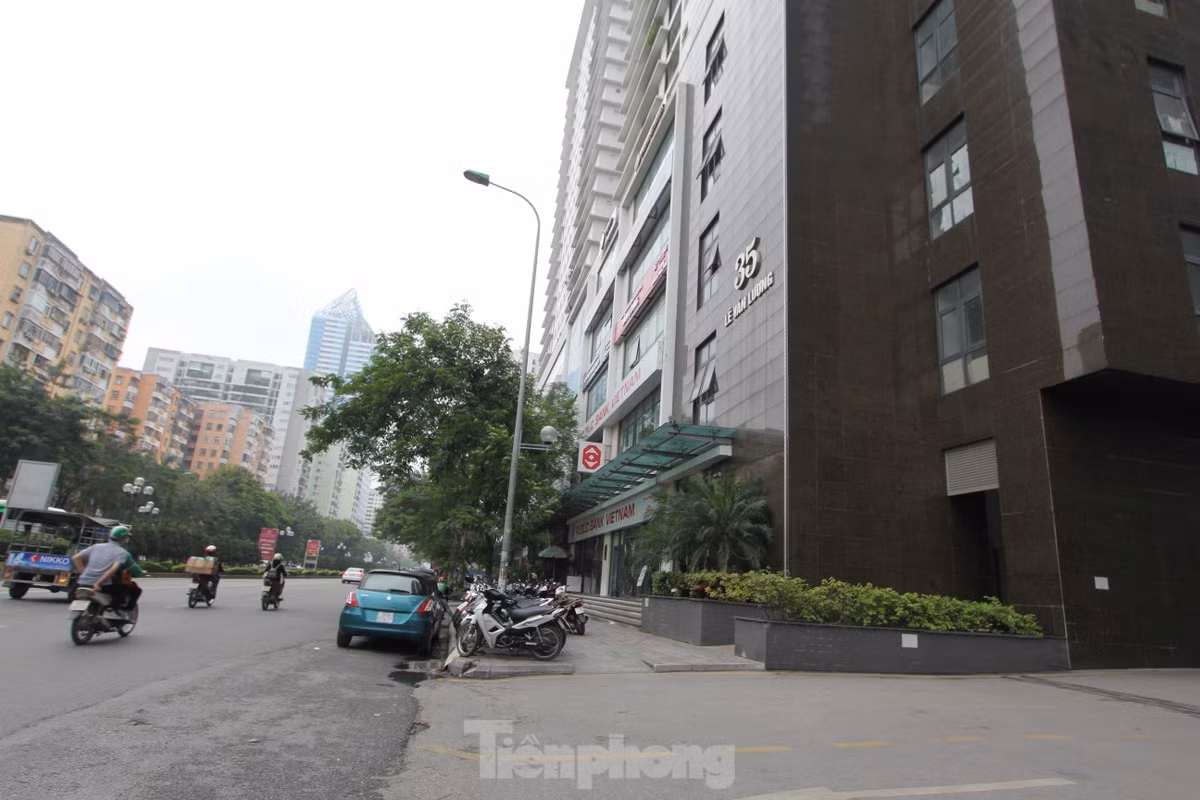UBND TP Hà Nội yêu cầu các cơ quan phụ trách báo cáo tiến độ thực hiện ý kiến của Thanh tra Bộ Xây dựng liên quan đến các vi phạm tại đường Lê Văn Lương, Tố Hữu và KĐT Trung Hòa – Nhân Chính trong tháng 12. (Ảnh: Lập Đông)