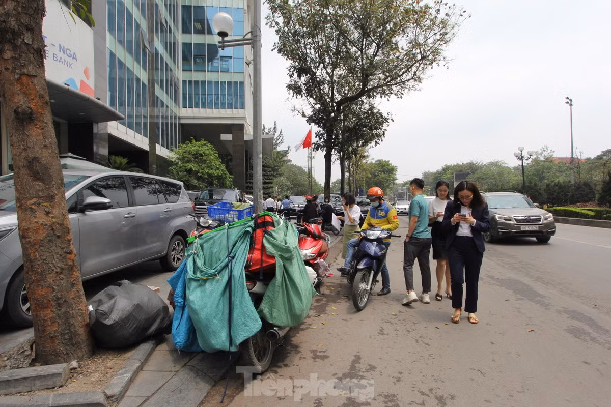 Nhiều năm qua, tuyến đường Lê Văn Lương thường xuyên là điểm nóng về ùn tắc giao thông do mật độ xây dựng quá cao với 2km mà "cõng" tới 40 tòa cao ốc. (Ảnh: Lập Đông)