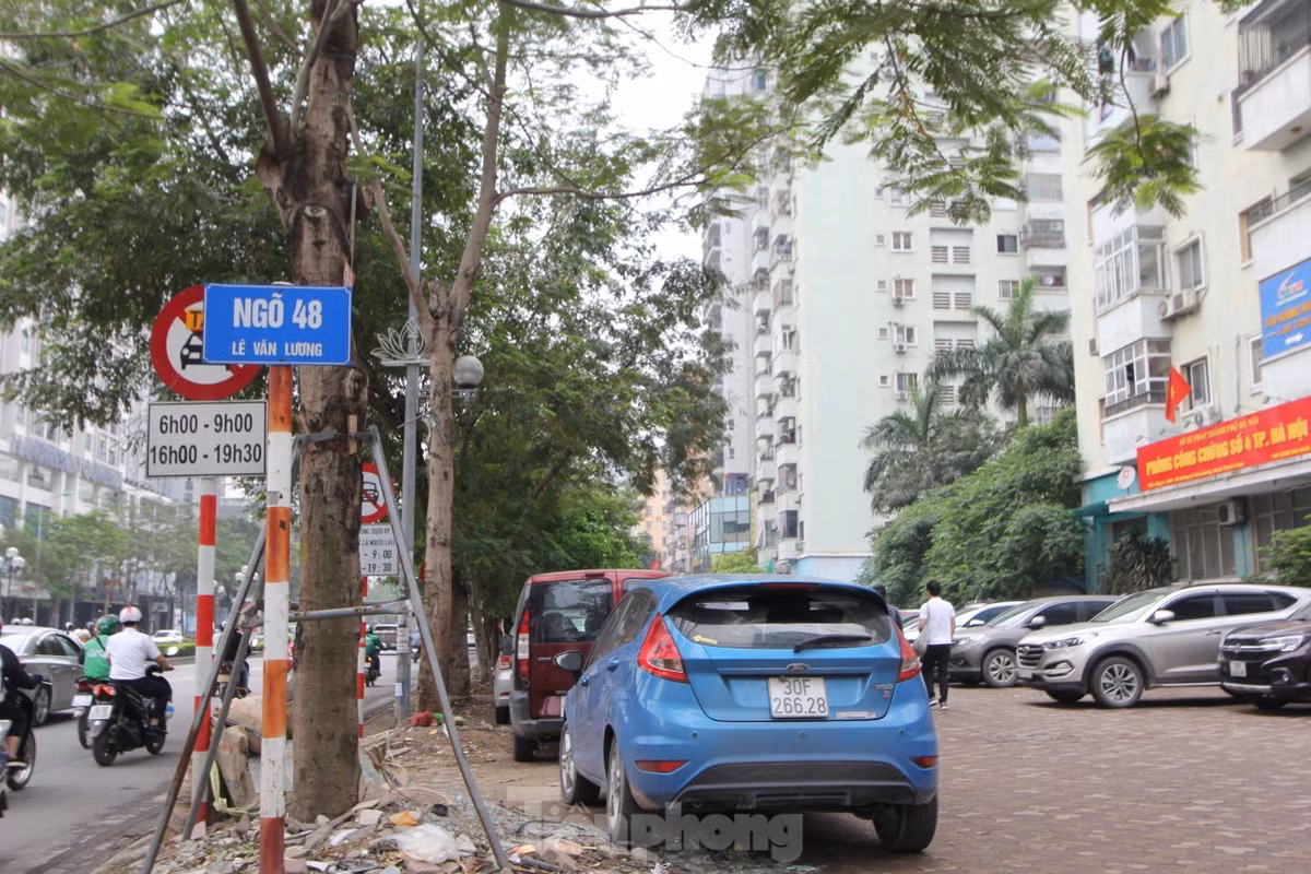 Nhiều năm qua, tuyến đường Lê Văn Lương thường xuyên là điểm nóng về ùn tắc giao thông do mật độ xây dựng quá cao với 2km mà "cõng" tới 40 tòa cao ốc. (Ảnh: Lập Đông)