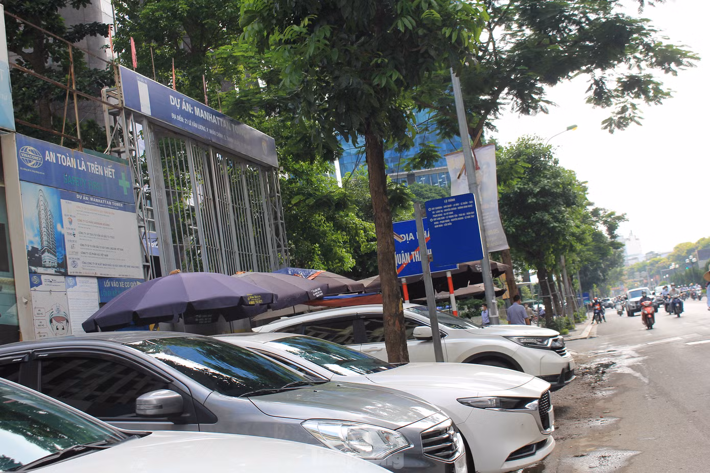 Trước cổng dự án tổ hợp văn phòng, dịch vụ thương mại và nhà ở Thành An Tower hiện nay có tên gọi mới là Manhattan Tower (ảnh chụp hồi tháng 4/2023).