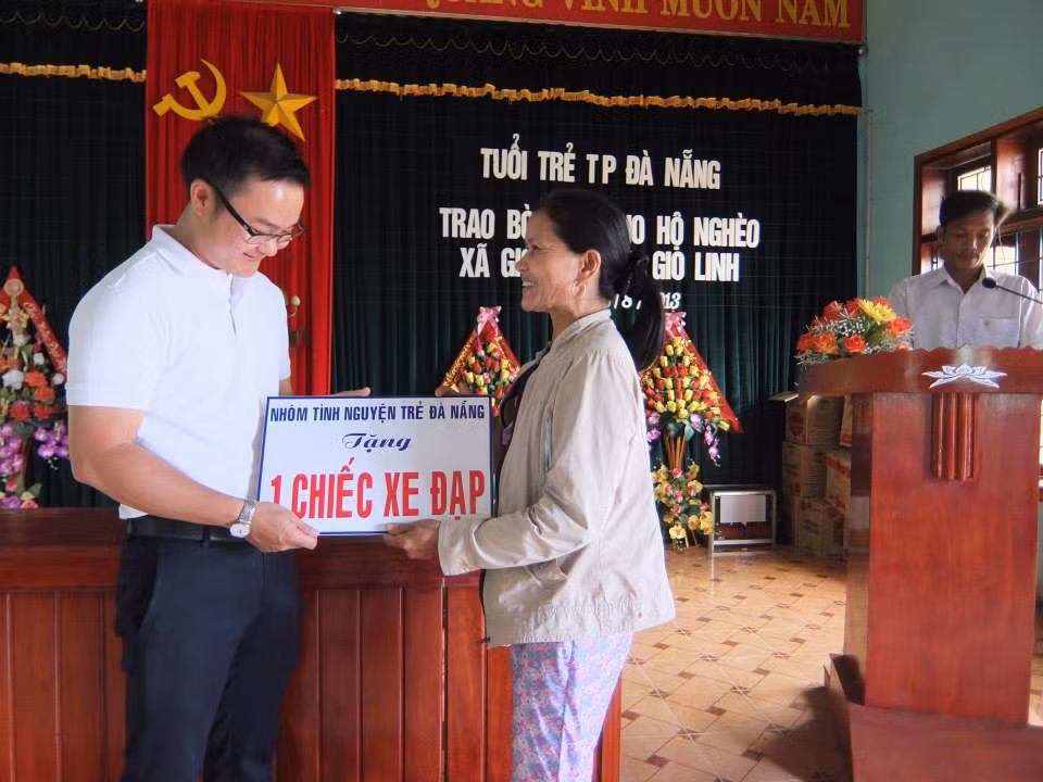 Ông Trần Đình Quốc Khương trao quà tặng cho bà con. Ông Hoàng Đình Quốc Khương trao quà tặng cho bà con
