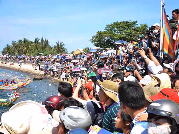 Hàng ngàn người tham dự lễ 