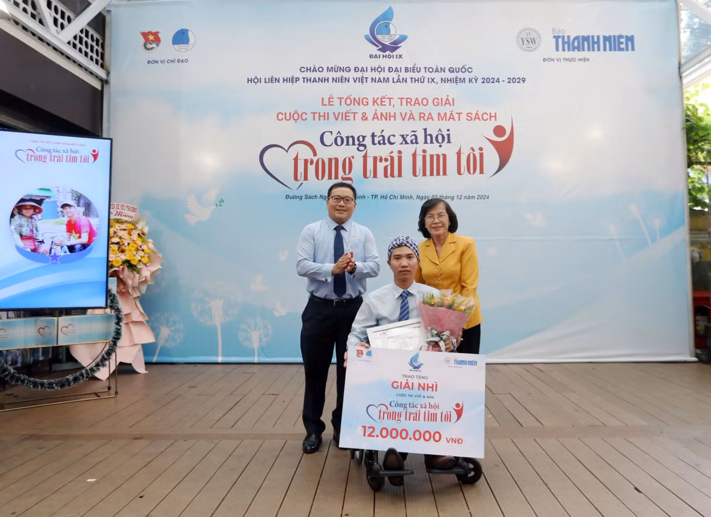 Bà Phạm Phương Thảo - nguyên Bí thư T.Ư Đoàn, nguyên Phó Bí thư Thành ủy, nguyên Chủ tịch HĐND TPHCM và anh Nguyễn Thanh Hân - Ủy viên Đoàn chủ tịch Ủy ban T.Ư Hội Liên hiệp Thanh niên Việt Nam, Giám đốc Trung tâm công tác xã hội thanh thiếu niên Việt Nam trao giải nhì cuộc thi cho tác giả Đặng Hoàng An. Ảnh: Ngọc Dương Bà Phạm Phương Thảo - nguyên Bí thư T.Ư Đoàn, nguyên Phó Bí thư Thành ủy, nguyên Chủ tịch HĐND TPHCM và anh Nguyễn Thanh Hân - Ủy viên Đoàn chủ tịch Ủy ban T.Ư Hội Liên hiệp Thanh niên Việt Nam, Giám đốc Trung tâm công tác xã hội thanh thiếu niên Việt Nam trao giải nhì cuộc thi cho tác giả Đặng Hoàng An. Ảnh: Ngọc Dương