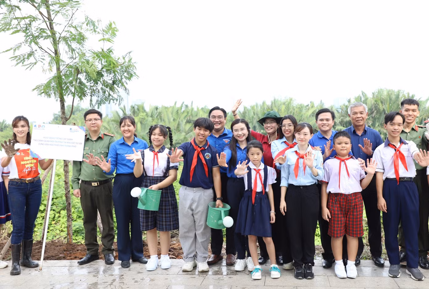 Lãnh đạo Trung ương Đoàn, Thành Đoàn TPHCM cùng thanh thiếu nhi tham gia trồng cây xanh tạo cảnh quan môi trường tại khu đất dự án Cung Văn hóa Thiếu nhi thành phố.