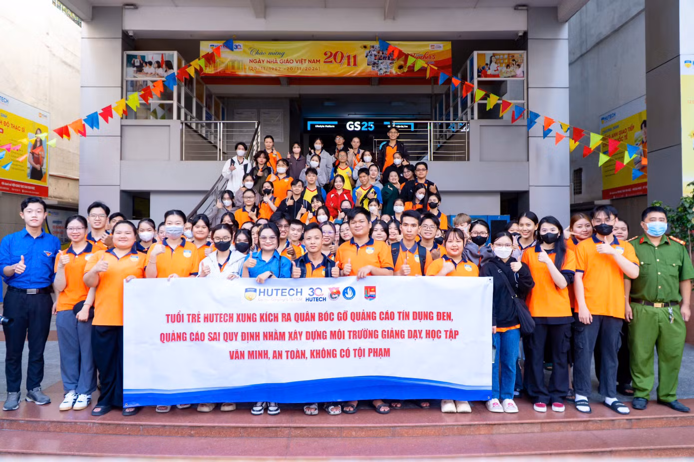 Nhân dịp Ngày Nhà giáo Việt Nam 20/11, tại Trường đại học Công nghệ Sài Gòn (STU) và Đại học Công nghệ TP.HCM (HUTECH), gần 140 giảng viên và sinh viên đã phối hợp cùng lực lượng thanh niên Công an địa phương ra quân xử lý hơn 1.900 sản phẩm quảng cáo tín dụng đen và rao vặt trái phép. Nhân dịp Ngày Nhà giáo Việt Nam 20/11, tại Trường đại học Công nghệ Sài Gòn (STU) và Đại học Công nghệ TP.HCM (HUTECH), gần 140 giảng viên và sinh viên đã phối hợp cùng lực lượng thanh niên Công an địa phương ra quân xử lý hơn 1.900 sản phẩm quảng cáo tín dụng đen và rao vặt trái phép.