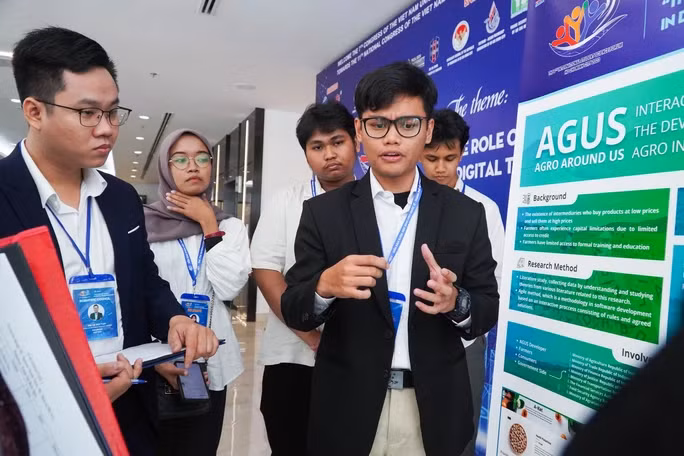 Các đại biểu trình bày tóm tắt tham luận.