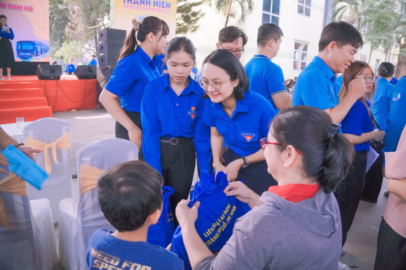 Chị Trần Thu Hà - Phó Bí thư Thành đoàn TPHCM giao lưu cùng các gia đình công nhân tại sự kiện sáng ngày 23/3.