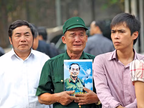  Người dân TPHCM và Hà Nội khóc Đại tướng