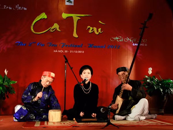 Cùng với biểu diễn các làn điệu, Liên hoan Ca trù Hà Nội lần thứ 2 tổ chức tọa đàm về giải pháp bảo tồn ca trù trên địa bàn Hà Nội (chiều 21-12). Tọa đàm sẽ đặt ra một số vấn đề như: tổ chức định kỳ liên hoan ca trù, vinh danh các nghệ nhân ca trù, hay mở lớp ca trù để truyền dạy những làn điệu ca trù cổ…