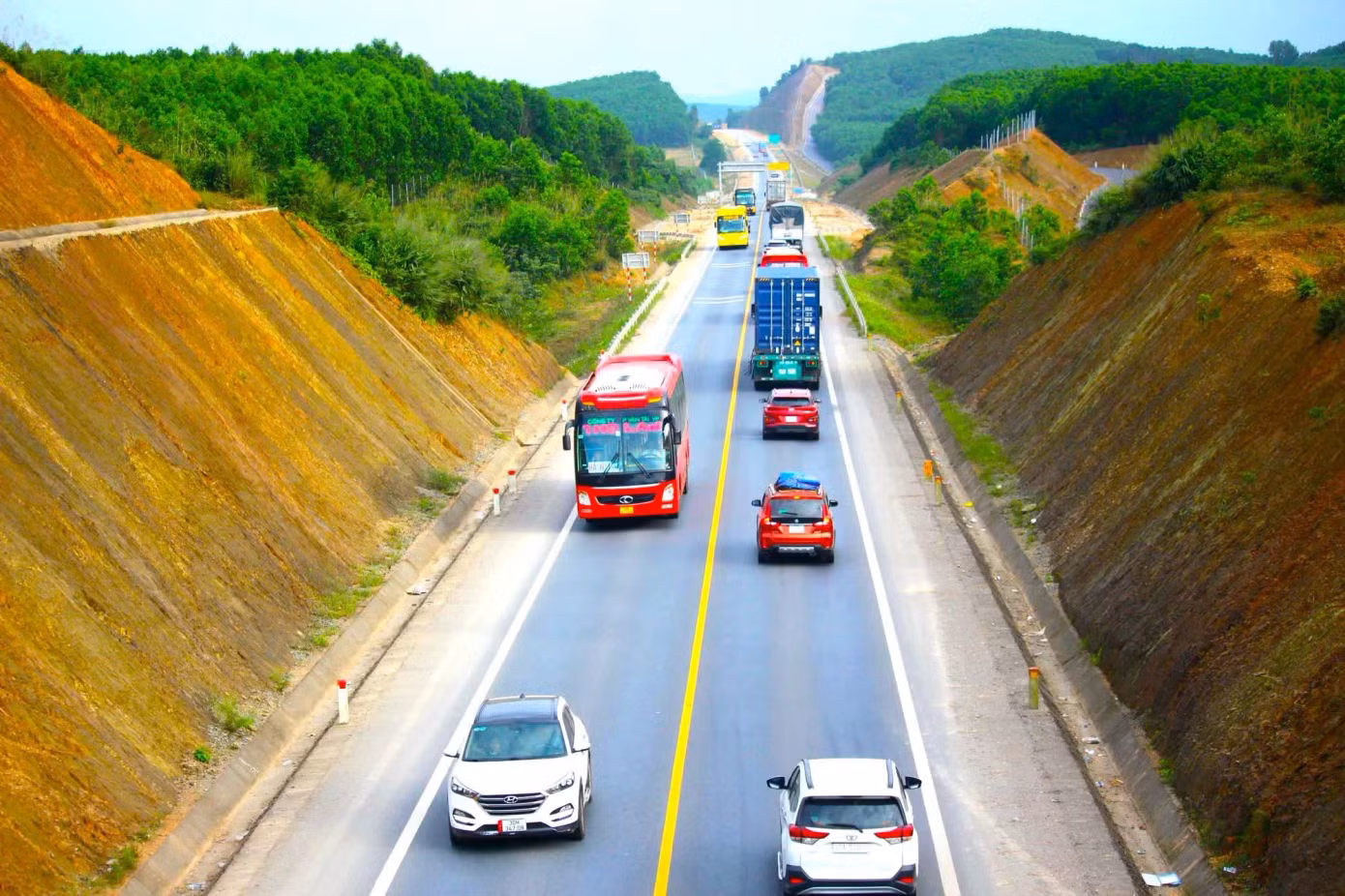 Dự án nâng cấp, mở rộng cao tốc Cam Lộ - La Sơn với tổng mức đầu tư 7.000 tỷ đồng.