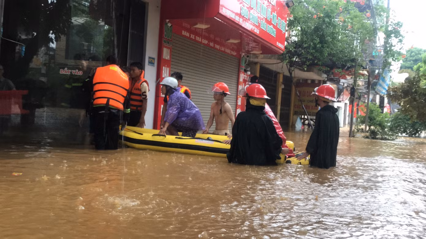 Lực lượng chức năng hỗ trợ người dân vận chuyển đồ đạc. Ảnh: Báo Lào Cai.