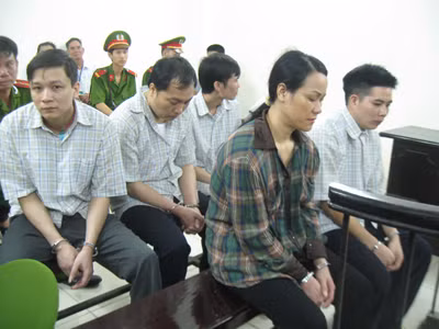 Vương, Liên (hàng ghế đầu) trong phiên xửa